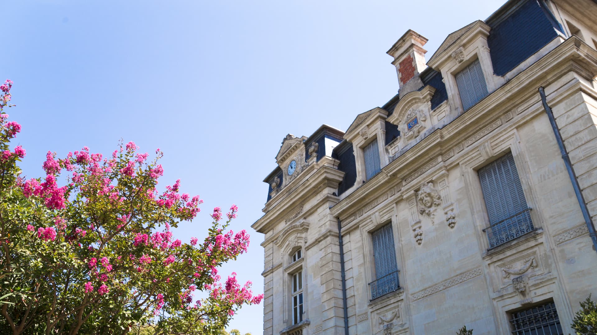 Maison drômoise en pierre prête à être vendue, façade ensoleillée