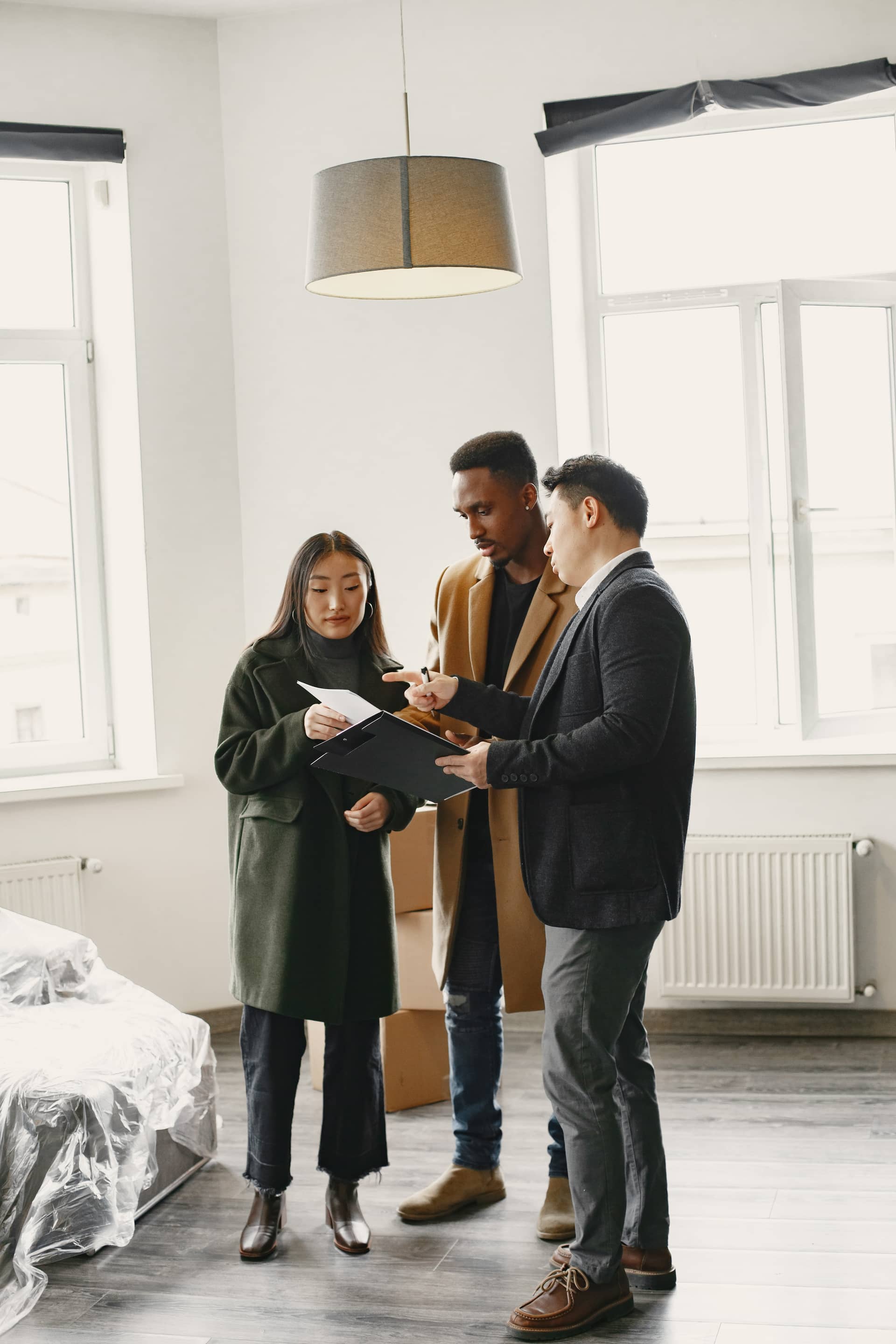 Couple signant des documents pour l’achat de leur nouvelle maison